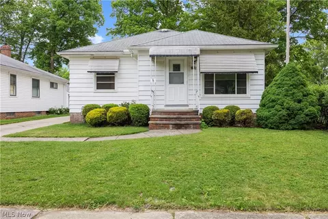 2446 Ingleside Dr, Parma, OH 44134