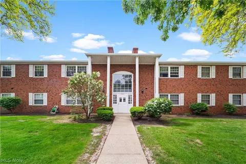2800 Pease Dr #213S, Rocky River, OH 44116