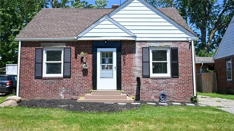 1063 Lindsay Ave, Akron, OH 44306