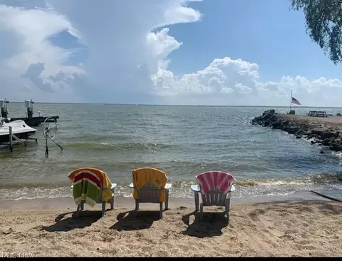 2285 S Debra Dr, Lakeside Marblehead, OH 43440