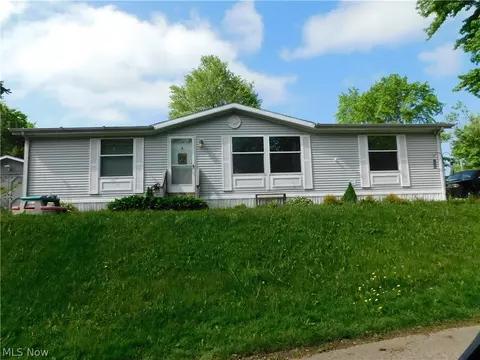 5606 White Oak Dr, Ravenna, OH 44266