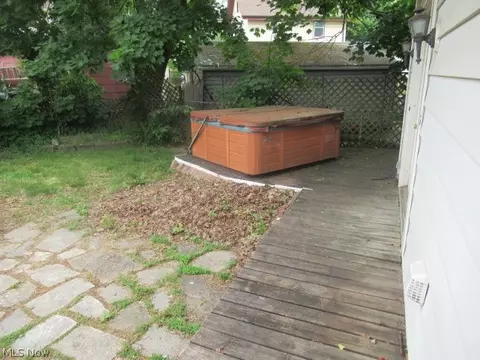 958 Davis St, Akron, OH 44310 photo 3