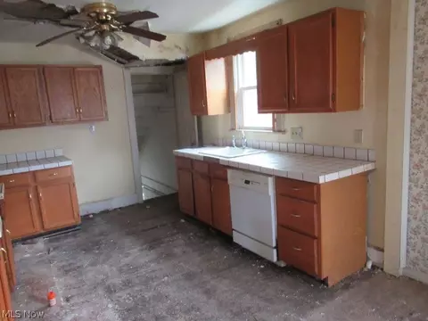 958 Davis St, Akron, OH 44310 photo 10