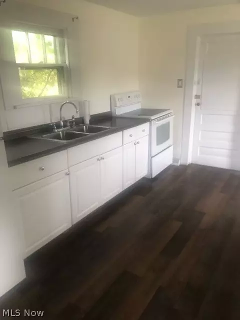 1382 Redstone Ave, Akron, OH 44310 photo 4