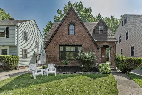 1195 Haselton Rd, Cleveland Heights, OH 44121