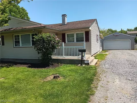 699 Saul Dr W, Hubbard, OH 44425