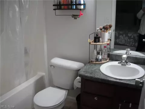 Bath - 2320 Stonepath St, Lorain, OH 44052 photo 1 of 5