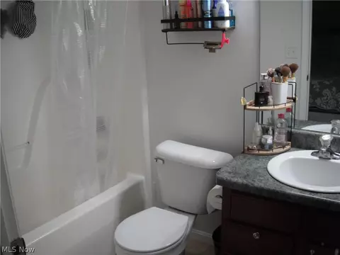 Bath - 2320 Stonepath St, Lorain, OH 44052 photo 2 of 5