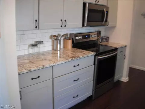 Kitchen - 2320 Stonepath St, Lorain, OH 44052 photo 2 of 3