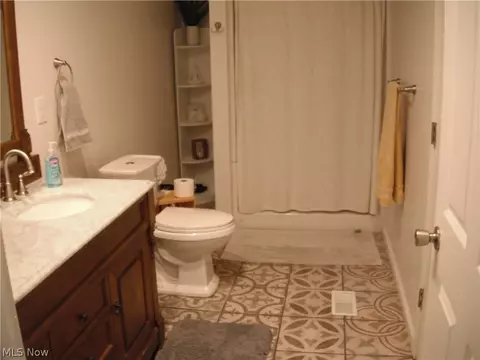Bath - 2320 Stonepath St, Lorain, OH 44052 photo 3 of 5