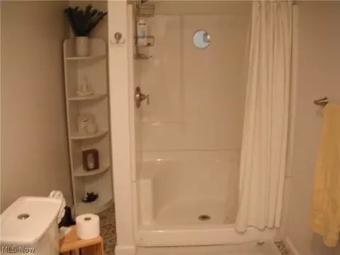 Bath - 2320 Stonepath St, Lorain, OH 44052 photo 4 of 5