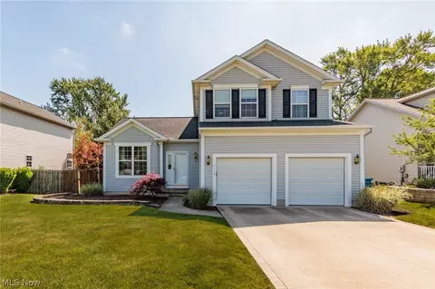 3379 Bridgeport Dr, North Olmsted, OH 44070