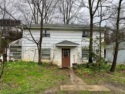 1271 Howe Ave, Cuyahoga Falls, OH 44221