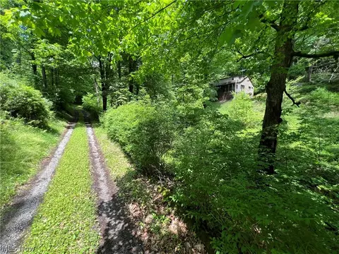 2298 Dewey Ave, East Liverpool, OH 43920