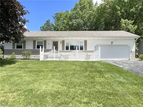 80 Country Green Dr, Austintown, OH 44515