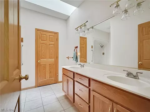 Bath - 6914 Ruby Cts, Austintown, OH 44515 photo 1 of 2
