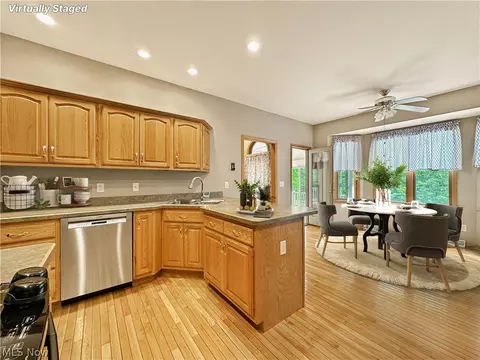 Kitchen - 6914 Ruby Cts, Austintown, OH 44515 photo 5 of 8