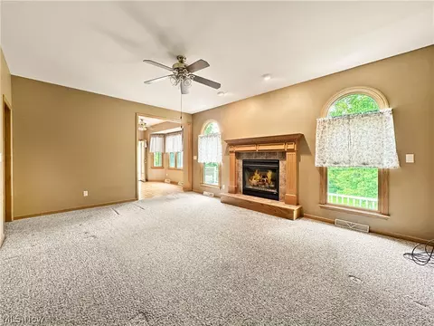 Living - 6914 Ruby Cts, Austintown, OH 44515 photo 4 of 7