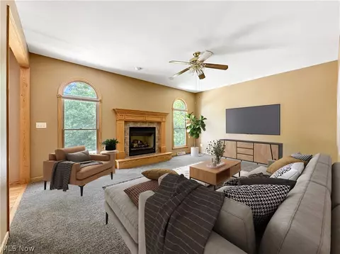 Living - 6914 Ruby Cts, Austintown, OH 44515 photo 1 of 7