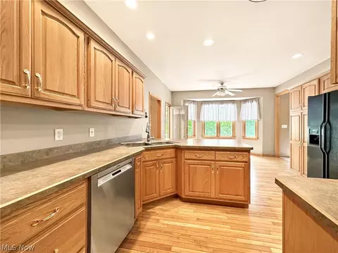Kitchen - 6914 Ruby Cts, Austintown, OH 44515 photo 6 of 8