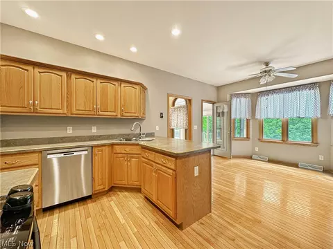 Kitchen - 6914 Ruby Cts, Austintown, OH 44515 photo 4 of 8