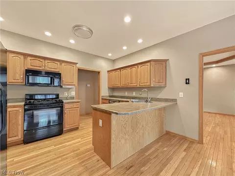 Kitchen - 6914 Ruby Cts, Austintown, OH 44515 photo 2 of 8