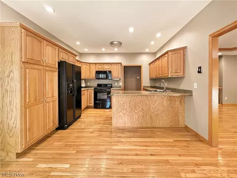 Kitchen - 6914 Ruby Cts, Austintown, OH 44515 photo 3 of 8