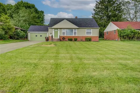 4743 Derbyshire Dr, North Randall, OH 44128