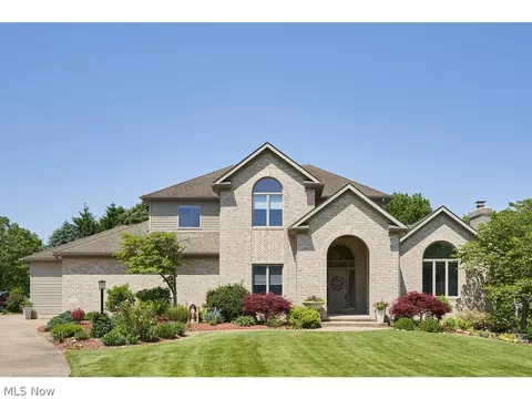 4310 Wickliffe Dr, New Franklin, OH 44203