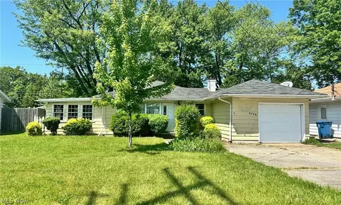 8796 W Ridgewood Dr, Parma Heights, OH 44130