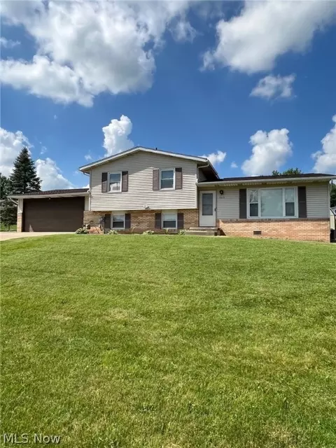 5575 Perry Hills Dr SW, Canton, OH 44706