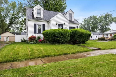 416 Bond St, Elyria, OH 44035 photo 3