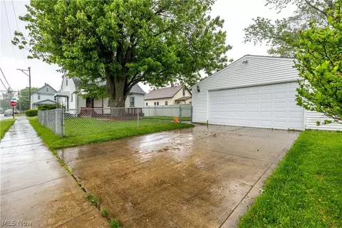 416 Bond St, Elyria, OH 44035 photo 4