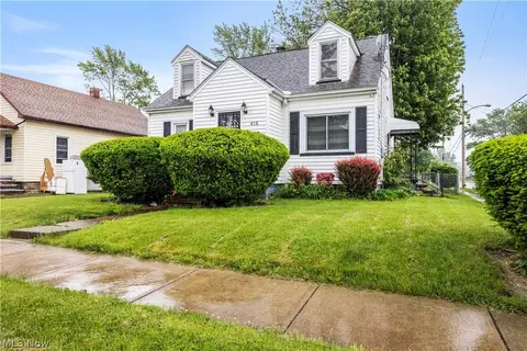 416 Bond St, Elyria, OH 44035 photo 2