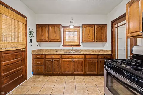 416 Bond St, Elyria, OH 44035 photo 10