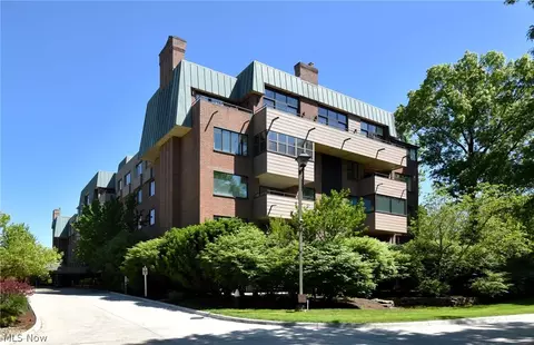 5200 Three Village Dr #1 C, Lyndhurst, OH 44124