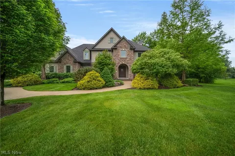 8854 Shetland Ct, Kirtland, OH 44094
