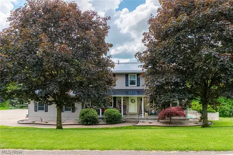 805 Overlook Dr, Coshocton, OH 43812