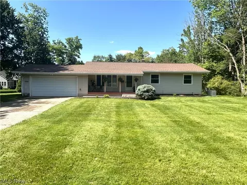 390 Smith Dr, Tallmadge, OH 44278