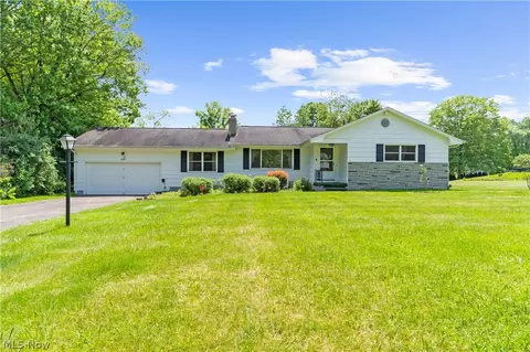 1355 Will-o-wood Dr, Hubbard, OH 44425