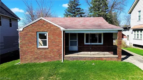 306 E Prospect St, Girard, OH 44420