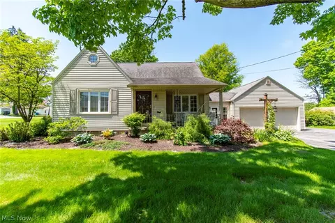 110 Rebecca Ave, Hubbard, OH 44425