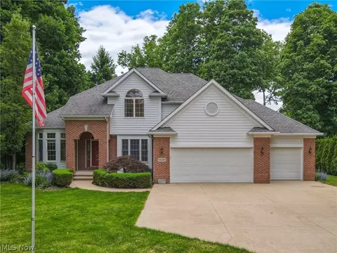36005 Sherwood Ln, Willoughby Hills, OH 44094