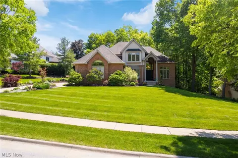 2058 Forest Edge Dr, Cuyahoga Falls, OH 44223