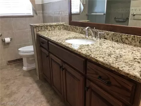 Bath - 220 Florida Ave, Weirton, WV 26062 photo 1 of 3