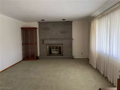 Living - 220 Florida Ave, Weirton, WV 26062 photo 1 of 3