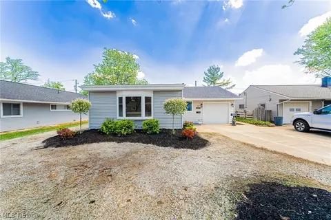 8699 Lynnhaven Rd, Parma Heights, OH 44130
