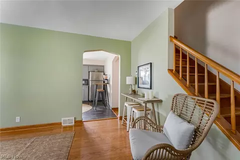 Entry Way - 894 5th St, Struthers, OH 44471 photo 3 of 5