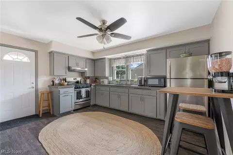 Kitchen - 894 5th St, Struthers, OH 44471 photo 2 of 4
