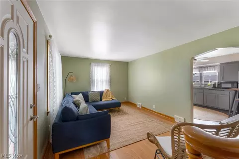 Entry Way - 894 5th St, Struthers, OH 44471 photo 2 of 5
